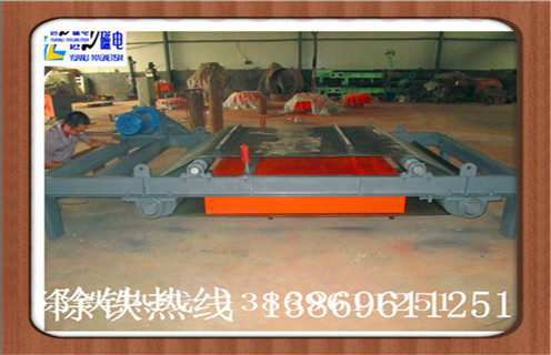 2.强磁除铁器场强度一般为多少高斯,都有哪些选择要求: 2.1.应根据混合除净率要求,材料铁含量情况,现场工作环境等正确选择的铁. 2.1.1材料层较厚,粒径较大,应采用超强磁选机;或大或大两种超选型普通铁;也可以是多级铁;多层熨斗应尽可能选择.熨斗安装在皮带机的头上. 2.1.2除了对高纯铁的要求外,还可以采用不同的方式与铁制设备一起使用,如带机头带有永磁辊,皮带输送带除铁器用于中间. 2.1.3现场环境较严重的灰尘,应采用全封闭结构的除铁器. 2.1.4功率容量不足,应选用永磁除铁器. 2.1.5材料含有更多的铁,应使用倾卸式除铁器.