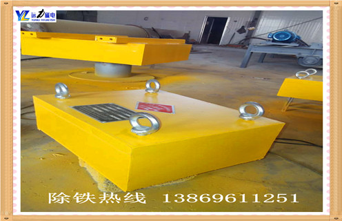 悬挂式永磁除铁器输送带专用吸铁器自卸式水泥建材煤矿强,RCGZ系列管道式永磁自动除铁器由管道体、驱动装置、磁体运行装置三大部分组成,驱动装置安装在管道壁上,通过链轮、链条带动管道体内磁分离腔的磁体运行装置运转,永磁体将管道内物料中混杂的铁磁性物质通过出铁口排出管道外。